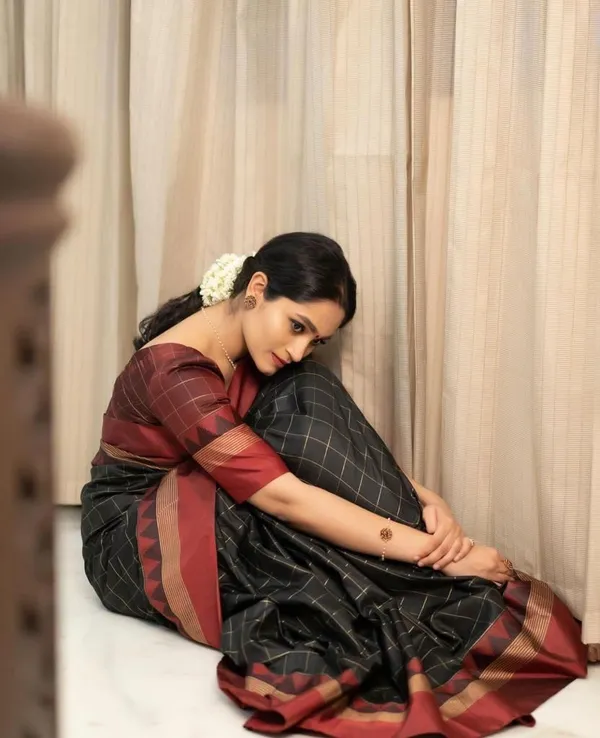 Black_Jacquard_Woven_Banarasi_Saree_For_Women