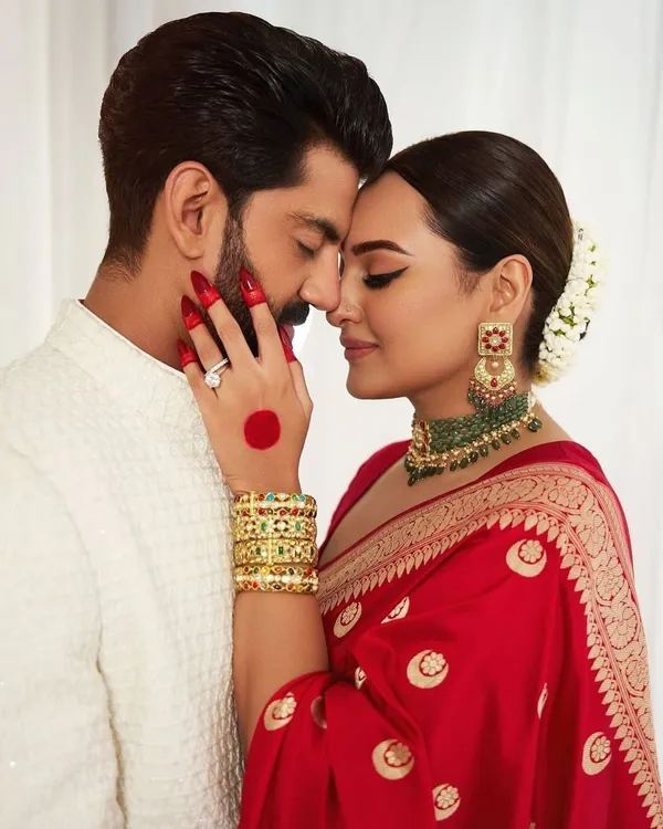 Red_&_Gold_Jacquard_Self_Design_Banarasi_Saree_For_Women