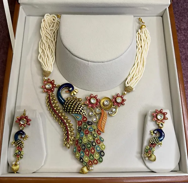 Multicolor_Brass_Gold_Plated_Necklace_And_Earring_And_Maang_Tikka_Set_For_Women