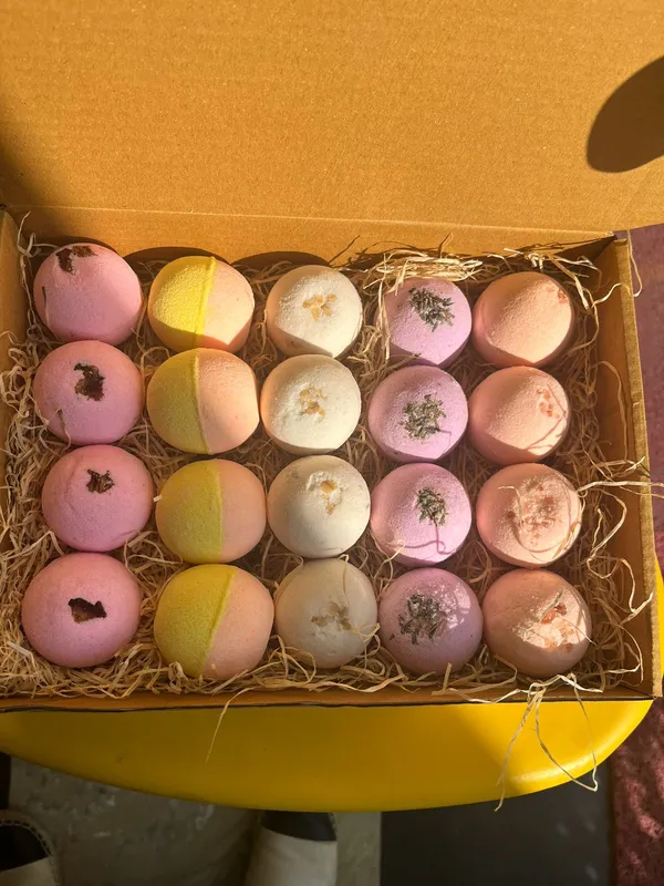 Bath_Bomb_Pack_Of_20_Pcs_-_(75_G)_Each_-_Mix_-(_Rose,_Lavender,_Pink_Salt,_Oats,_Citurs)_|Refreshing_Hot_Water_Bath_Hydrating_Moisturizing_Enchanting_Fizzy_Aromatic_Bath_Bomb
