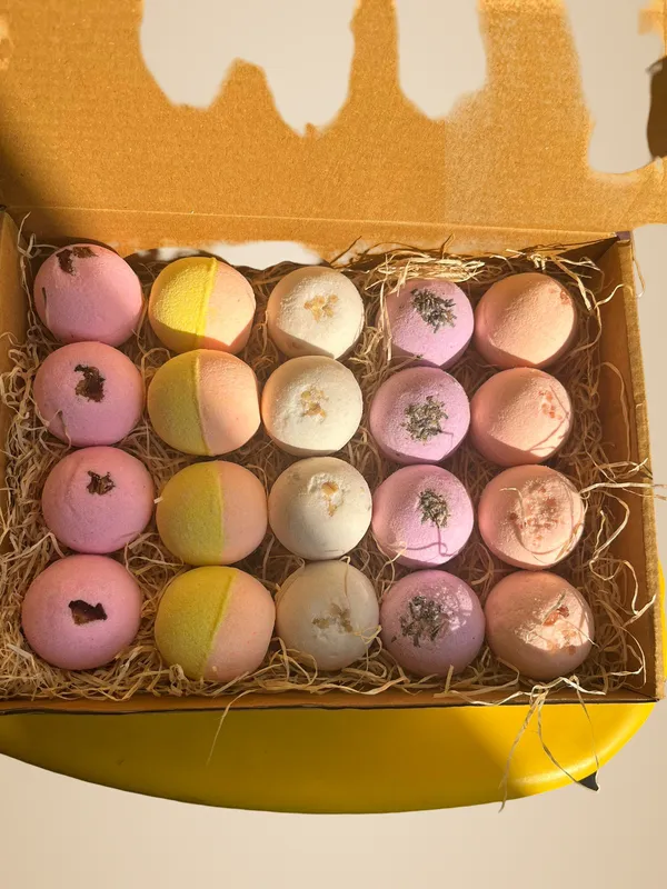 Bath_Bomb_Pack_Of_20_Pcs_-_(75_G)_Each_-_Mix_-(_Rose,_Lavender,_Pink_Salt,_Oats,_Citurs)_|Refreshing_Hot_Water_Bath_Hydrating_Moisturizing_Enchanting_Fizzy_Aromatic_Bath_Bomb