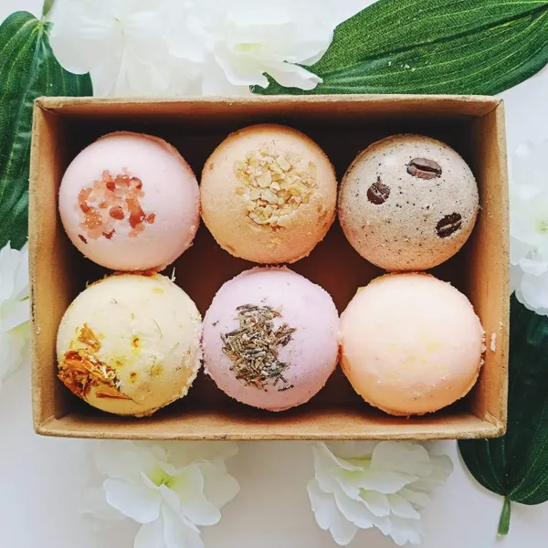 Bath_Bomb_Gift_Set_For_Women_-_Rose_Petals,_Coffee,_Calendula,_Oats,_Pink_Salt,_Lavender_|_Hydrating_Bliss_For_Relaxing_Hot_Water_Baths_(75_G_Each),_Pack_Of_6