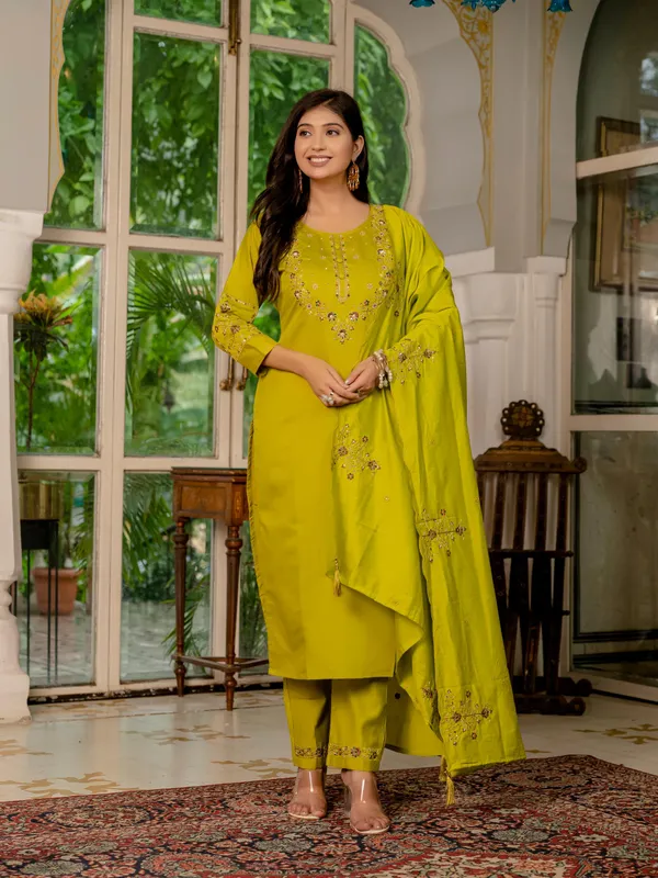 Marina_Cotton_Aura_Straight_Kurti_Pant_Set_with_Embroidered_Dupatta
