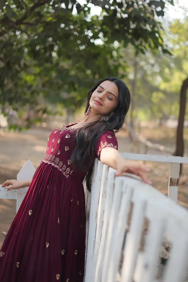 Luxury_Faux_Blooming_Zari-Thread_&_Sequins_Embroidered_Party_Wear_Gown