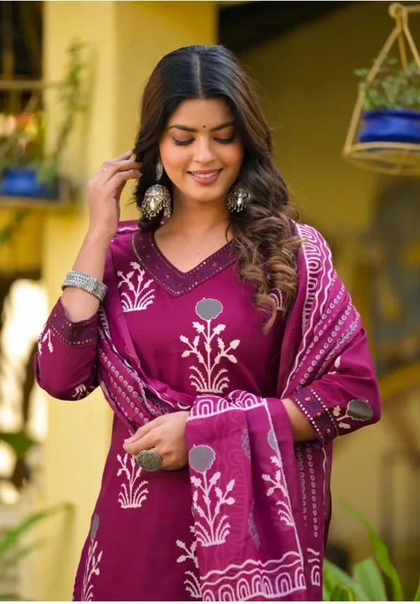Floral_Printed_Rayon_Kurta_and_Trousers_with_Stylish_Chanderi_Dupatta