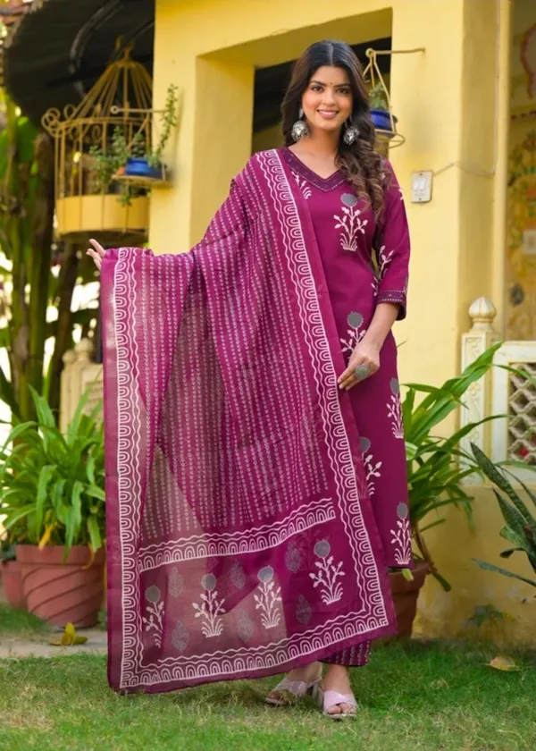 Floral_Printed_Rayon_Kurta_and_Trousers_with_Stylish_Chanderi_Dupatta
