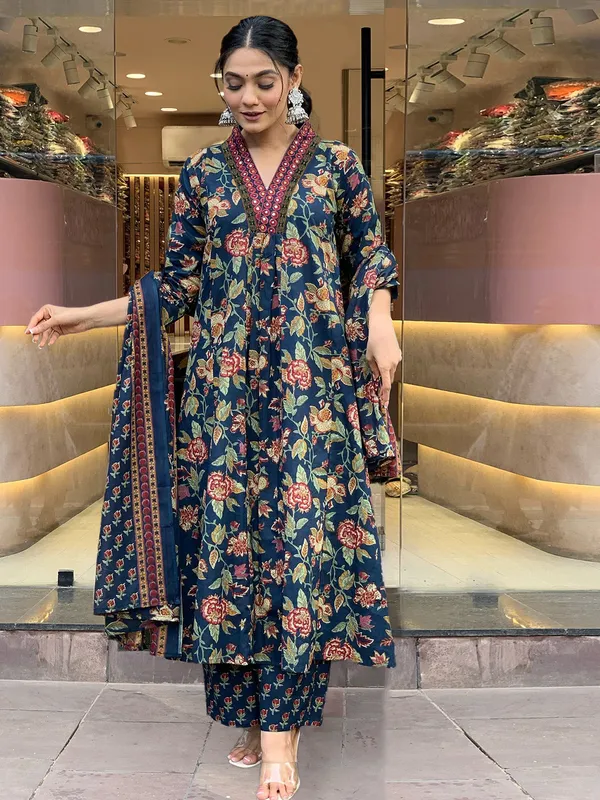 Women's_Rayon_Blend_Printed_Kurta_With_Palazzo_&_Dupatta