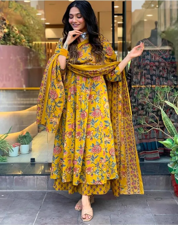 Women's_Rayon_Blend_Printed_Kurta_With_Palazzo_&_Dupatta