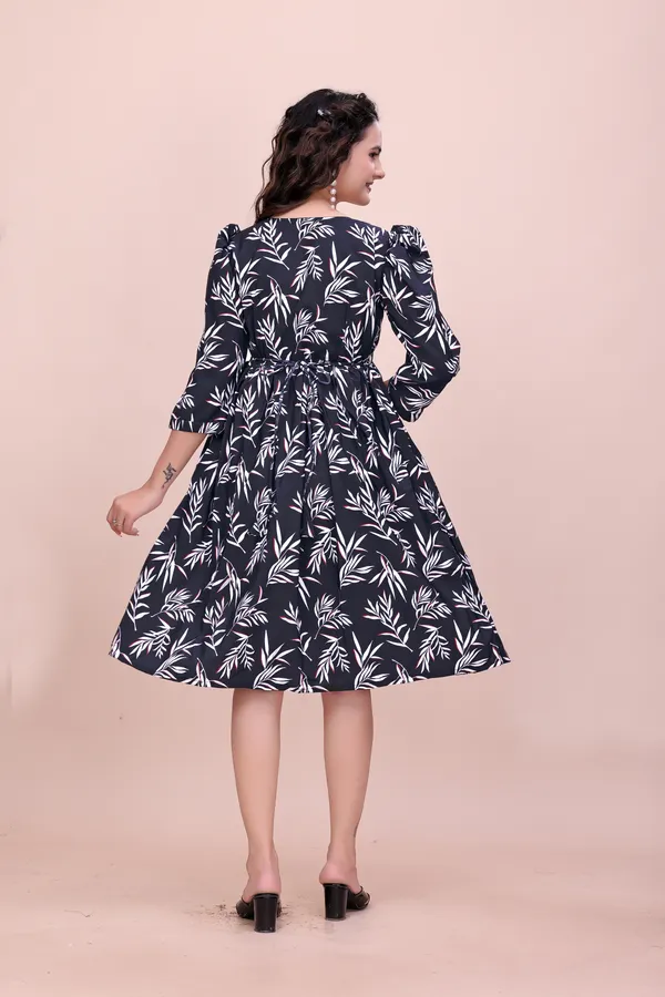 Black_and_White_Leaf_Pattern_Midi_Dress_with_Sweetheart_Neckline_Western_Gown_For_Women