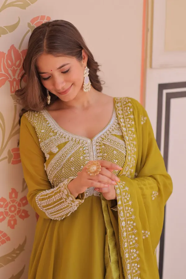Mehendi_grown_with_embroidery_zari_with_digital_print_duppata
