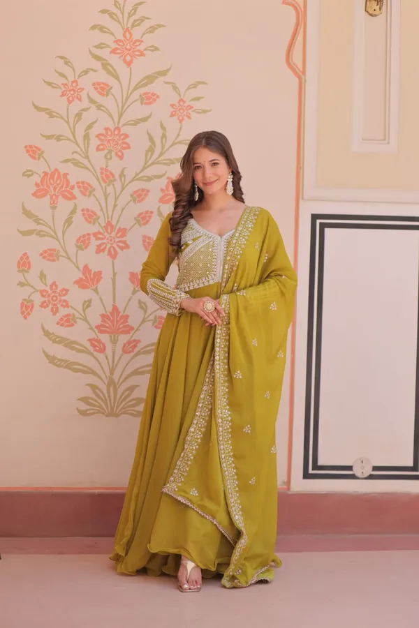 Mehendi_grown_with_embroidery_zari_with_digital_print_duppata