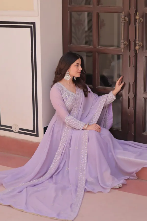 Lovender_grown_with_embroidery_zari_with_digital_print_duppata