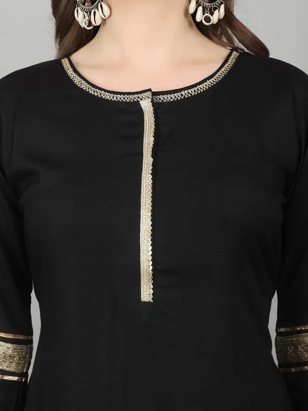 Black_Dress_With_Lace