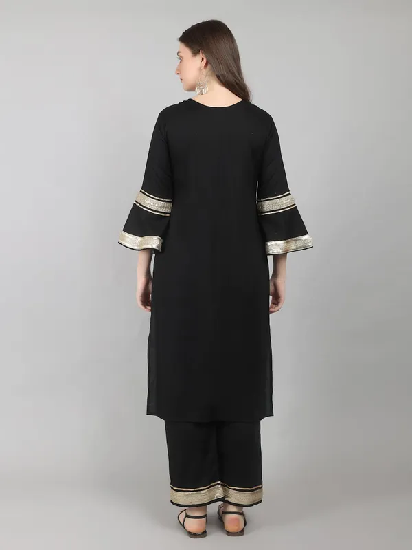 Black_Dress_With_Lace