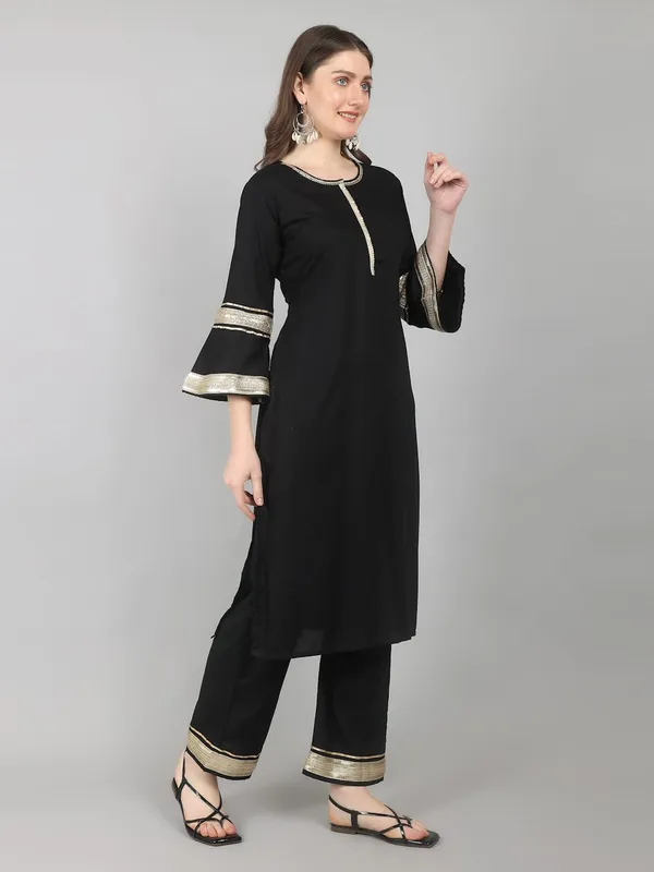 Black_Dress_With_Lace