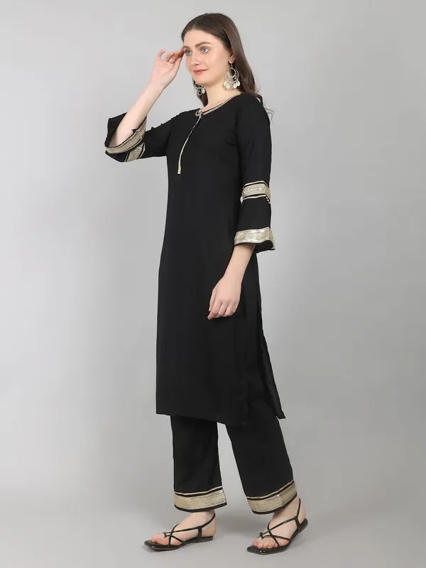 Black_Dress_With_Lace