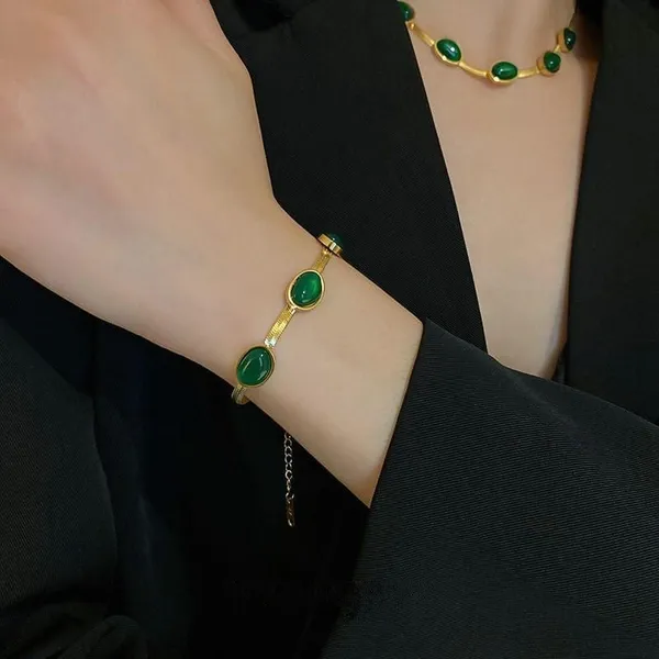 Oval_Green_Crystal_Pendant_Necklace_Set_|_🔥Free_Bracelet🔥