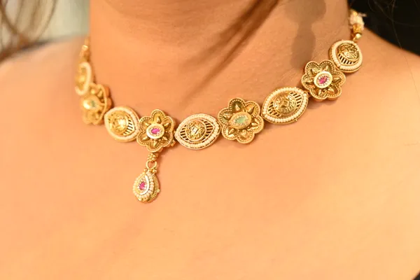 Golden_Finish_Royal_Look_Kundan_Necklace_Set_For_Women