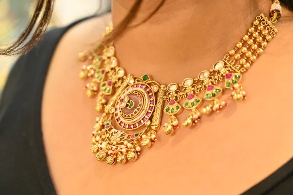 Golden_Finish_Royal_Look_Kundan_Necklace_Set_For_Women