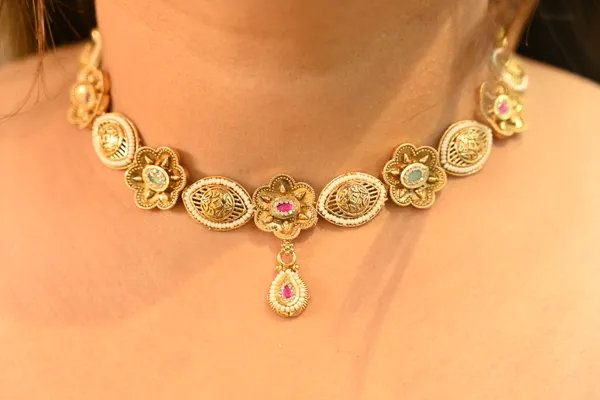 Golden_Finish_Royal_Look_Kundan_Necklace_Set_For_Women