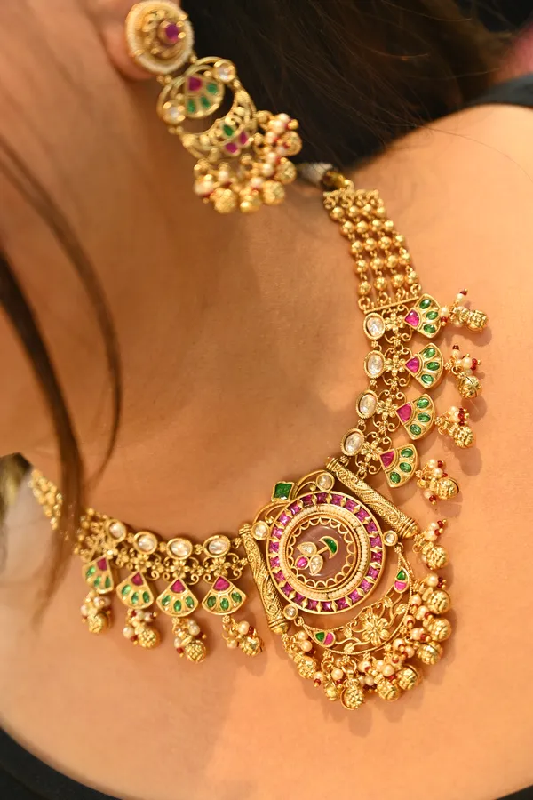 Golden_Finish_Royal_Look_Kundan_Necklace_Set_For_Women