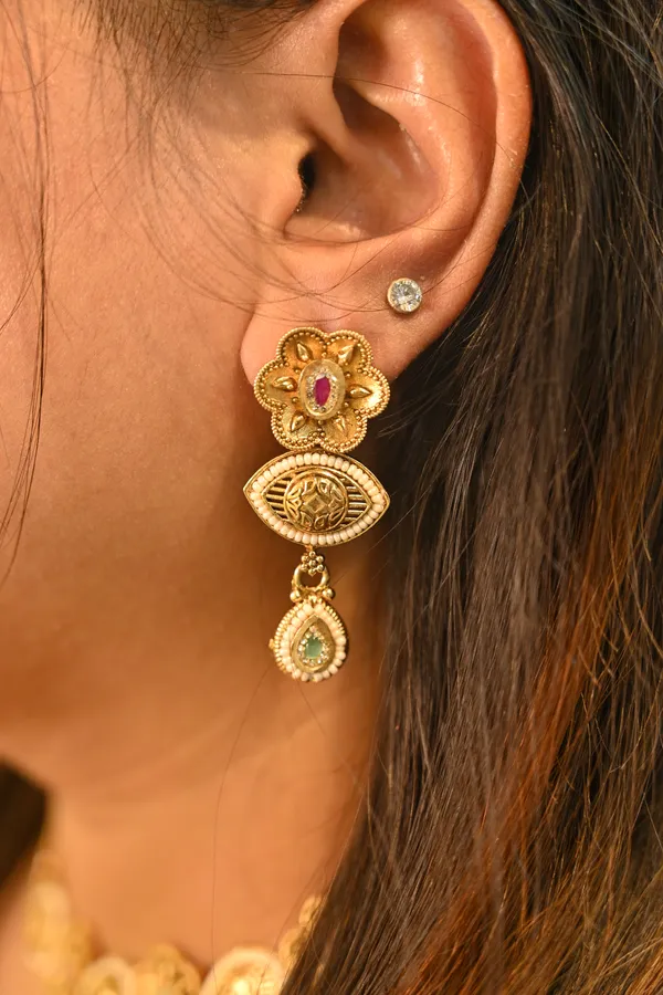 Golden_Finish_Royal_Look_Kundan_Necklace_Set_For_Women