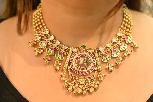 Golden_Finish_Royal_Look_Kundan_Necklace_Set_For_Women