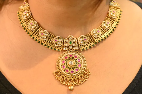 Gold_Plated_Kundan_Party_Necklace_For_Women