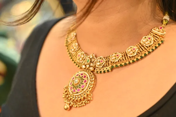 Gold_Plated_Kundan_Party_Necklace_For_Women