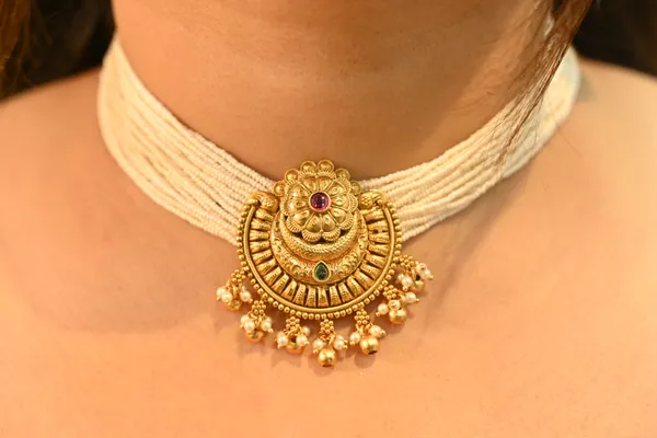 White_Elegant_Gold_Plated_Kundan_Party_Necklace_For_Women