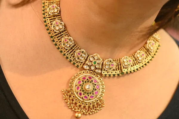Gold_Plated_Kundan_Party_Necklace_For_Women