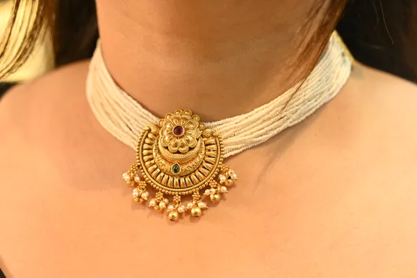 White_Elegant_Gold_Plated_Kundan_Party_Necklace_For_Women