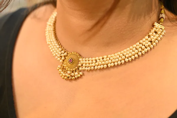 Golden_Finish_Kundan_Necklace_With_Pearl_Drops_For_Women