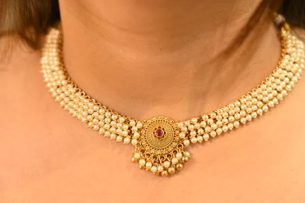 Golden_Finish_Kundan_Necklace_With_Pearl_Drops_For_Women