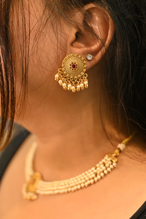 Golden_Finish_Kundan_Necklace_With_Pearl_Drops_For_Women