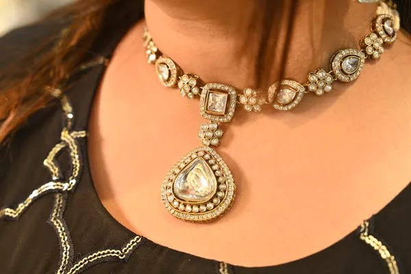 Golden_Finish_Premium_Mozonite_Kundan_Bridal_Necklace