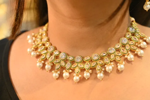 Golden_Finish_Royal_Look_Kundan_Necklace_Set_For_Women