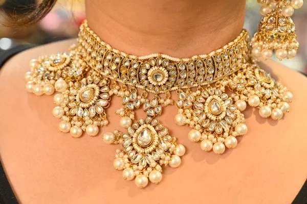 Golden_Finish_Antique_Finish_Kundan_Wedding_Necklace_For_Women