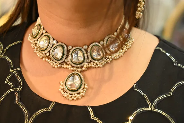 Golden_Finish_Premium_Mozonite_Kundan_Bridal_Necklace