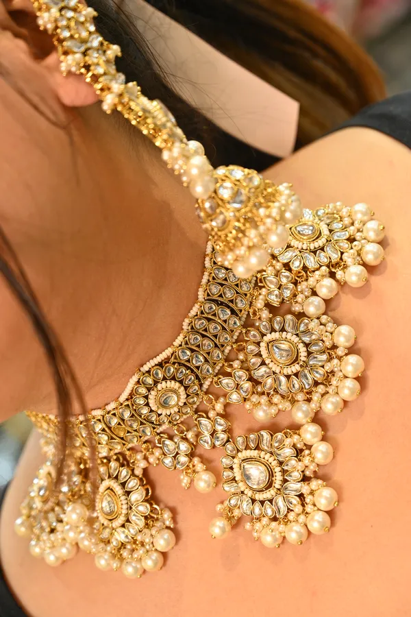 Golden_Finish_Antique_Finish_Kundan_Wedding_Necklace_For_Women