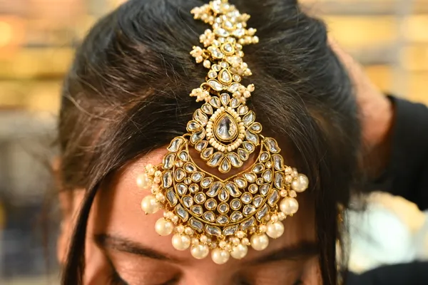 Golden_Finish_Antique_Finish_Kundan_Wedding_Necklace_For_Women