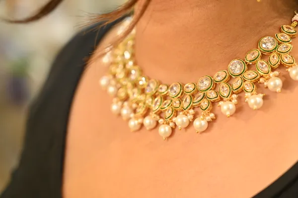 Golden_Finish_Royal_Look_Kundan_Necklace_Set_For_Women