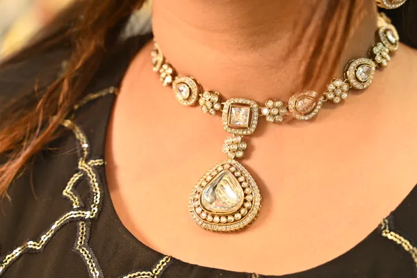 Golden_Finish_Premium_Mozonite_Kundan_Bridal_Necklace