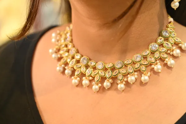 Golden_Finish_Royal_Look_Kundan_Necklace_Set_For_Women