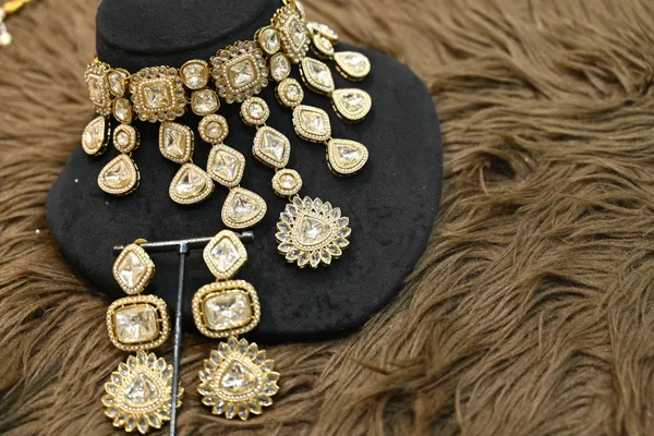 Golden_Finish_Royal_Classic_Kundan_Necklace_Set_For_Women