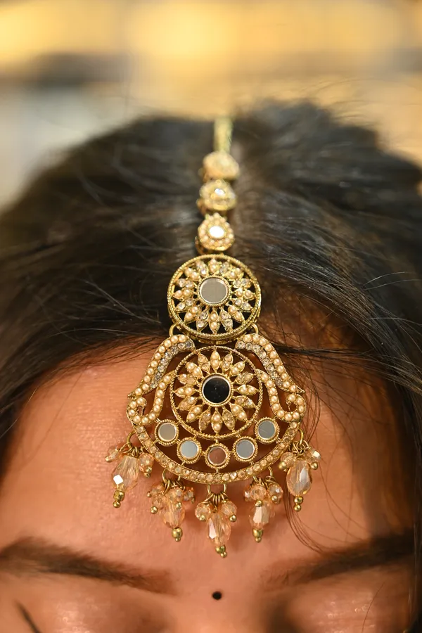 Golden_Finish_Traditional_Mirror_Work_Kundan_Necklace_For_Women