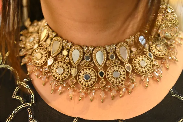 Golden_Finish_Traditional_Mirror_Work_Kundan_Necklace_For_Women