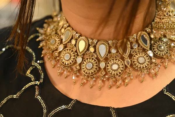 Golden_Finish_Traditional_Mirror_Work_Kundan_Necklace_For_Women