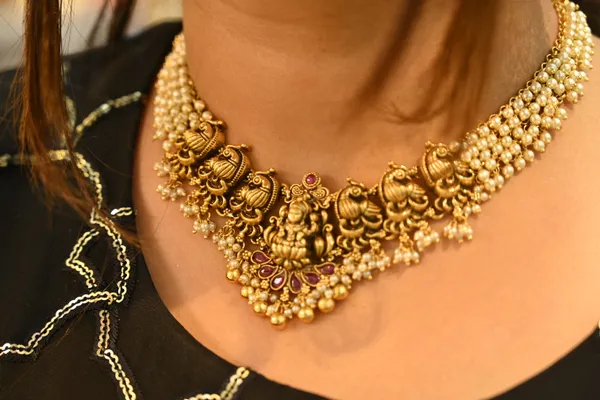 Golden_Ethnic_Party_Wear_Brass_Necklace_For_Women