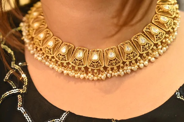 Golden_Finish_Silver_Foil_Embedded_Kundan_Necklace_Set_For_Women